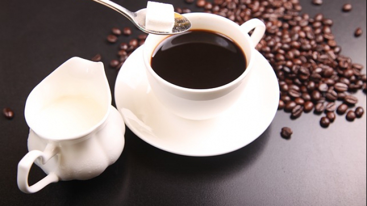 Greșeala pe care sigur o faci când bei cafea. Poate avea consecințe pe termen lung