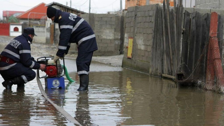 Inundații și avarii electrice înregistrate în mai multe județe și București