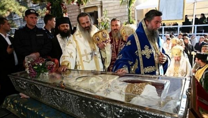 Zeci de mii de credincioși, în procesiune cu moaștele Sfintei Cuvioase Parascheva