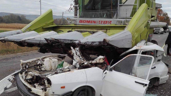 Moarte teribilă la Timișești. O mașină a intrat sub o combină agricolă: n-a avut nicio şansă!