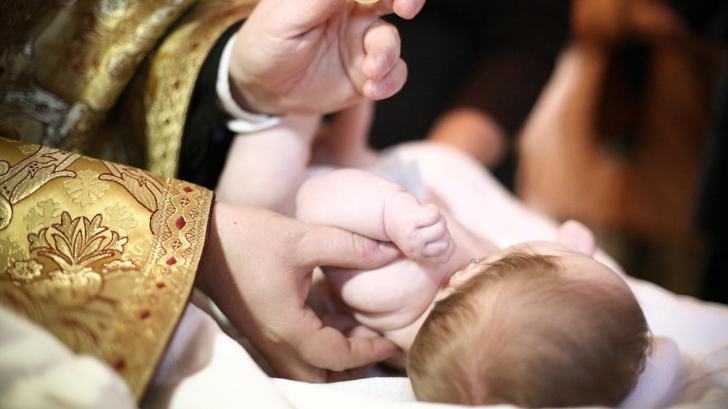 Câte nume se pun copiilor la botez? Preoții explică unde greșesc părinții