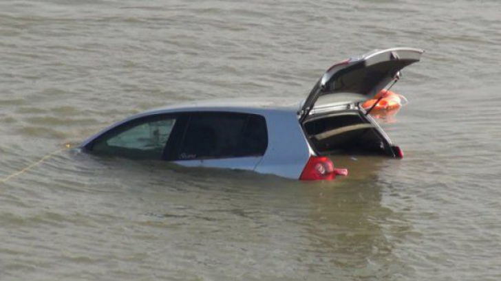 Descoperire șocantă, după ce o mașină a plonjat în Dunăre. Corpul unei femei, pe malul sârbesc