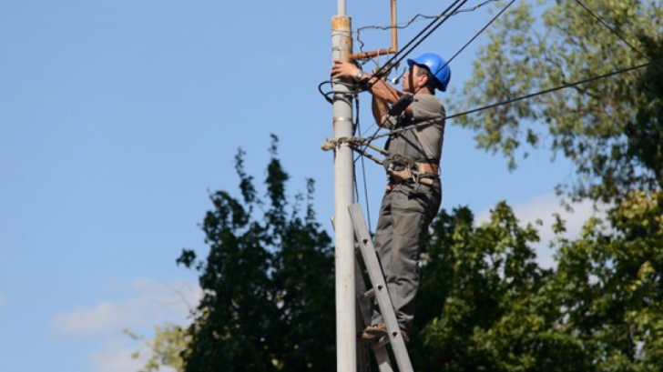 Șocant! Tânăr electrician în stare critică, după ce s-a prăbușit stâlpul cu el