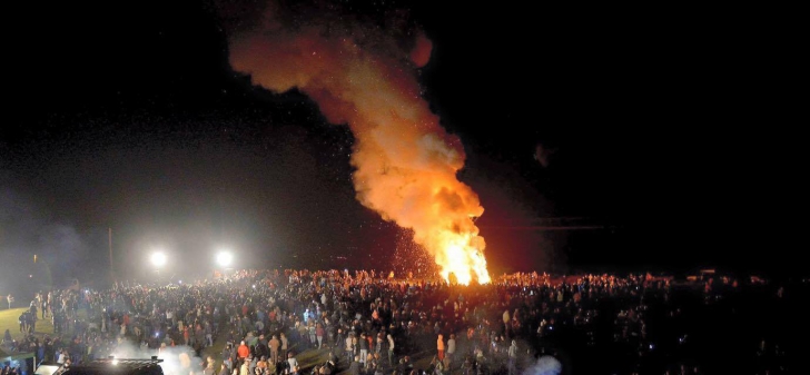 Mii de oameni, inclusiv celebrități, participă la tradiționala sărbătoare "Focul lui Sumedru"