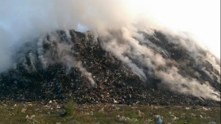 Pompierii au reușit să stăpânească incendiul de la groapa de gunoi a orașului Cluj-Napoca