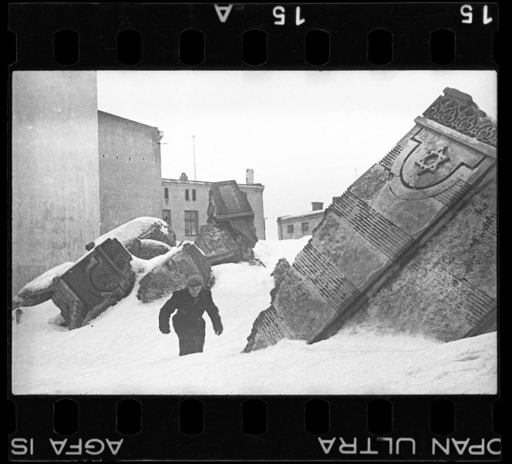 Un fotograf evreu a îngropat aceste poze înainte să vină naziştii. Ţi se face pielea de găină