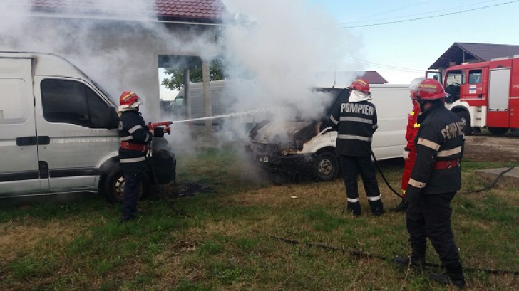 Două autoutilitare în flăcări într-o localitate din Olt! Autoritățile intervin de URGENȚĂ 
