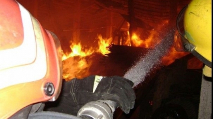 Trei copii lăsați nesupravegheați, scoși de pompieri dintr-o casă în flăcări