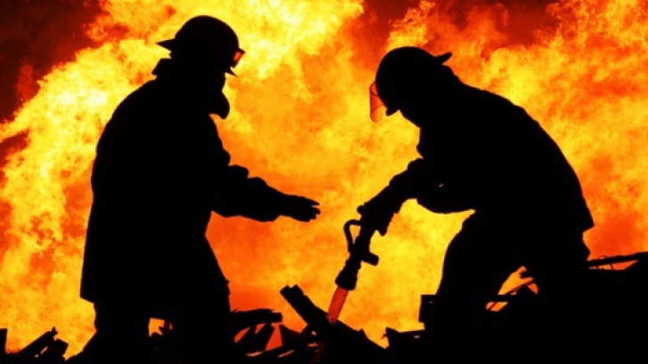 Incendiu puternic într-un bloc din Drobeta Turnu Severin: 14 persoane au fost evacuate