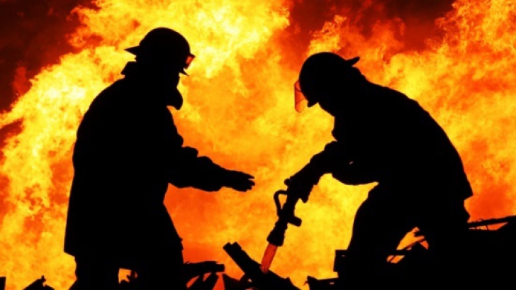 Incendiu puternic într-un bloc din Lugoj! Zeci de oameni evacuați de urgență