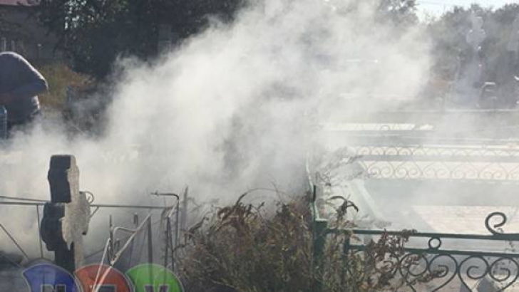 Un cimitir cuprins de flăcări. Incendiul puternic s-a extins 