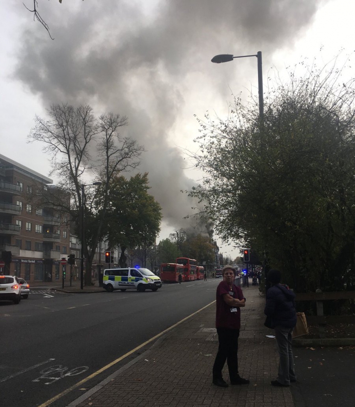 Incendiu la Londra: intervenție impresionantă a pompierilor (VIDEO)