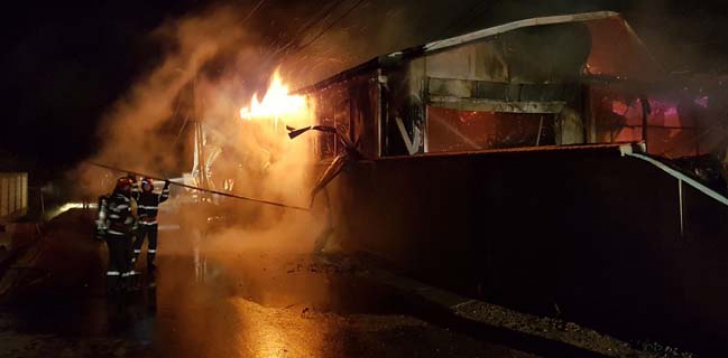 Incendiu violent, DN1 blocat în apropiere de Ploiești (FOTO + VIDEO)