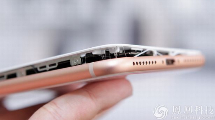 iPhone 8 pare că are probleme cu bateria. Compania face verificări
