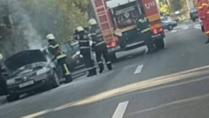Motorul unei mașini aflate în mers a luat foc pe bulevardul Victoriei