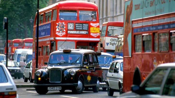Taxă pentru mașini poluante la Londra: 21,5 lire pentru a conduce prin centru