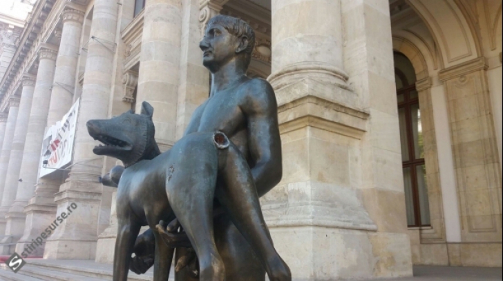 Statuia împăratului Traian care ţine lupoaica în braţe a fost vandalizată: animalul, fără coadă