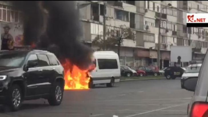 VIDEO. Microbuz în flăcări, în Capitală
