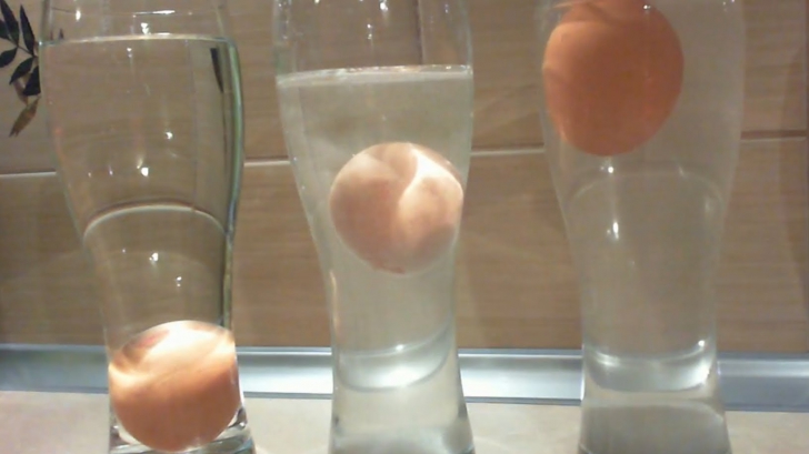 VIDEO. Trucuri pe care e bine să le ştii. Cum verifici dacă ouăle sunt proaspete?