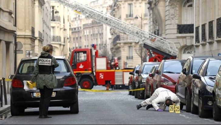 Explozie în Paris! O motocicletă a fost cuprinsă de flăcări în fața misiunii militare a Iordaniei
