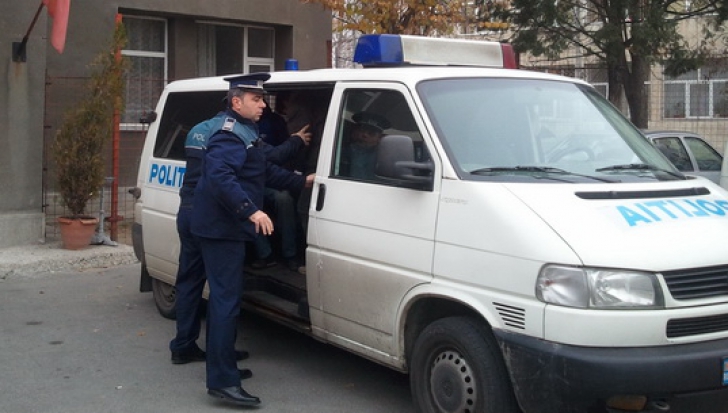 Un șofer din Craiova acuză doi polițiști că l-au bătut până a leșinat