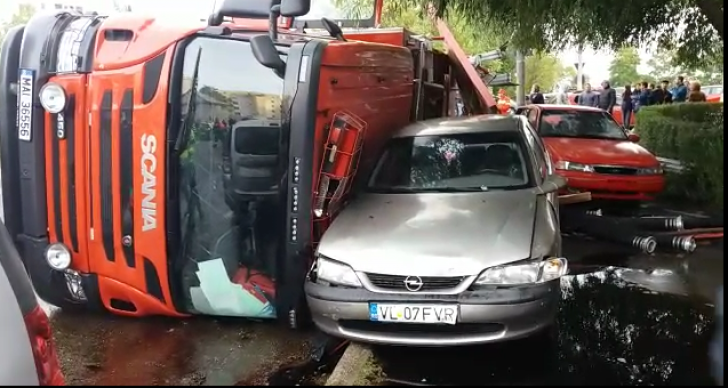 O autospecială ISU Argeș s-a răsturnat într-un sens giratoriu și a avariat două mașini