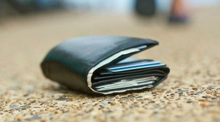  Un tănăr a găsit un portofel pe stradă. S-a uitat în el: era plin cu bani. Ce a urmat este uimitor