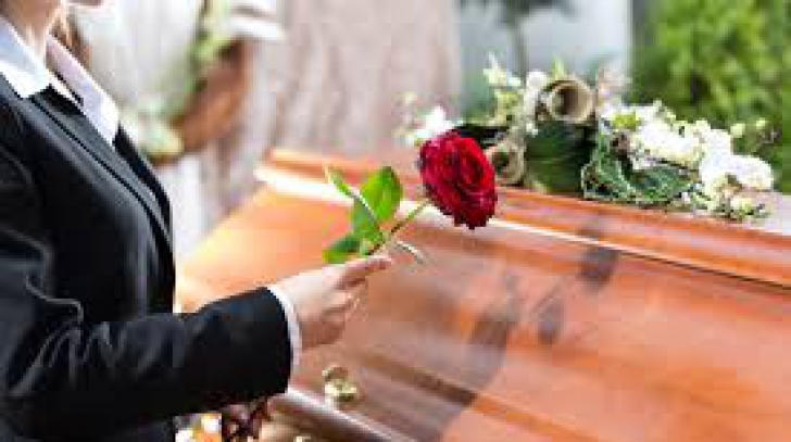 Un preot refuză să îngroape morţii care apelează la o firmă de pompe funebre. Motivul e uluitor 
