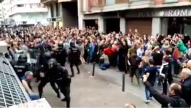 Referendum în Catalonia. Oamenii paşnici au cântat. Apoi, Poliţia i-a bătut. S-au auzit împuşcături