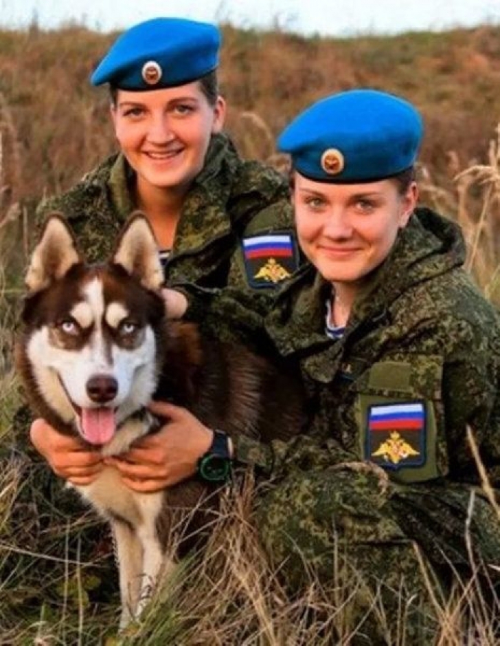 Cum au pozat studentele militare din Rusia. Imaginile care nu ar fi trebuit să apară pe Facebook