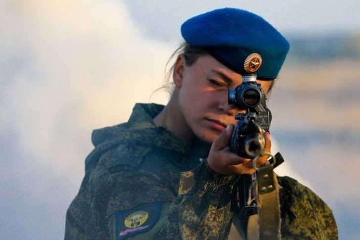 Cum au pozat studentele militare din Rusia. Imaginile care nu ar fi trebuit să apară pe Facebook