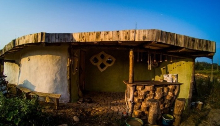 Cu 60 de dolari și multă imaginație a construit o casă de hobbit, ecologică. Imagini de poveste