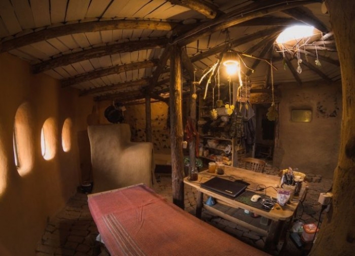 Cu 60 de dolari și multă imaginație a construit o casă de hobbit, ecologică. Imagini de poveste