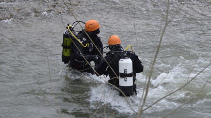 TRAGEDIE! Misiune dificilă pentru salvatori. O mașină cu cinci persoane a plonjat în Dunăre! 