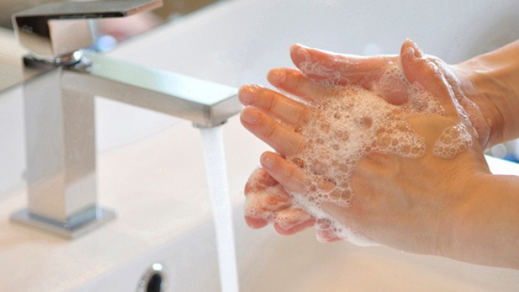 Cât timp este necesar pentru o spălare corectă a mâinilor? Sigur nu știai asta!
