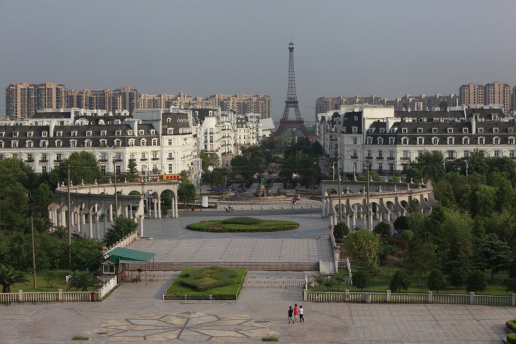 Chinezii au vrut propriul Turn Eiffel și l-au ridicat. Ce a ieșit e de poveste. Imagini de colecție