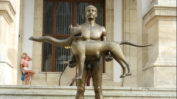 Statuia împăratului Traian care ţine lupoaica în braţe a fost vandalizată: animalul, fără coadă