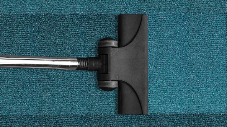 Cum să cureți covorul fără să-l scoți din cameră