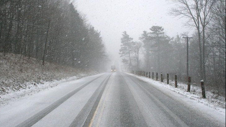 Drum închis din cauza viscolului și a zăpezii