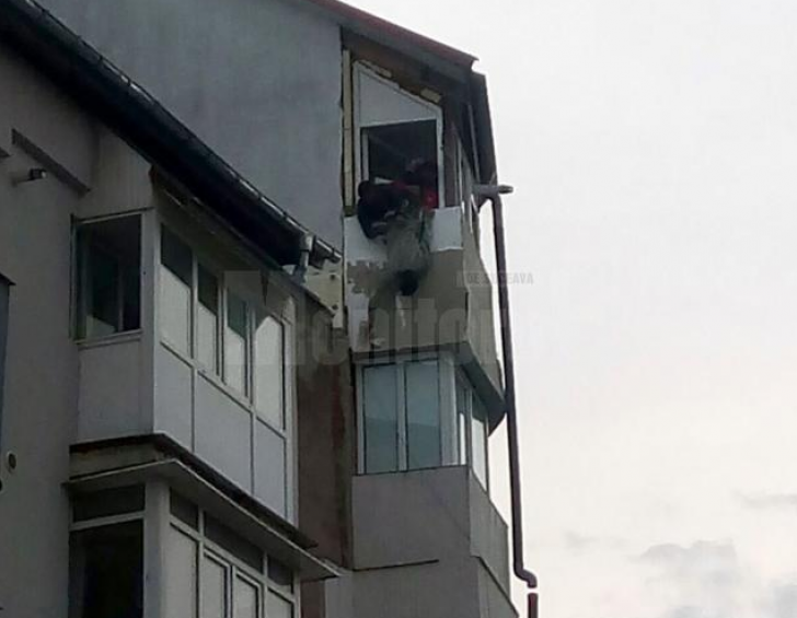 Cum se izolează un bloc în România? Muncitor ținut cu capul în jos de un alt coleg, de la etajul 5