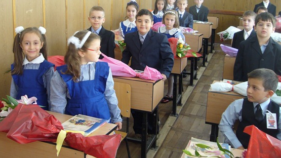 Un nou proiect pentru reintroducera UNIFORMEI obligatorii și gratuite în școlile din România, depus la Senat