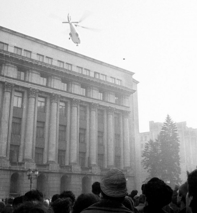 Decolarea elicopterului in care se aflau Nicolae Ceausescu si Elena Ceausescu pe 22 decembrie 1989. Foto: site-ul agerpres.ro
