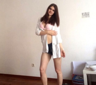 La 18 ani s-a dezbrăcat şi a urcat pozele pe site-urile XXX. Au văzut ce vinde, bărbaţii au căutat-o