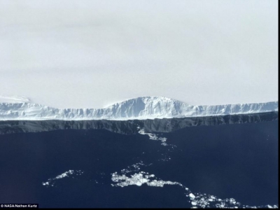 Imagini EXTRAORDINARE - NASA a fotografiat un gheţar URIAŞ desprins din Antarctica
