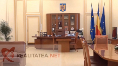 Sunteți curioși cum arată biroul lui Carmen Dan? Poftiți în cabinetul ministrului de Interne! VIDEO