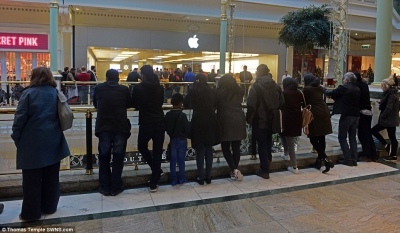 iPHONE X. Cozi uriașe în fața magazinelor pentru cel mai scump telefon al momentului FOTO