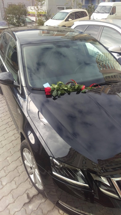 O şoferiţă din Moldova a găsit pe capotă un buchet de flori şi un bilet.Când l-a citit, a încremenit