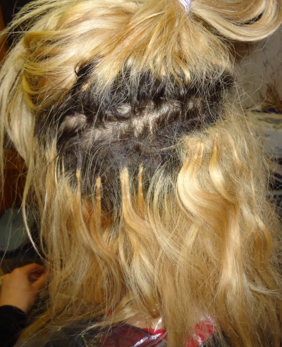 Tot internetul râde de ele. Au vrut să "se facă frumoase" cu bani puţini!