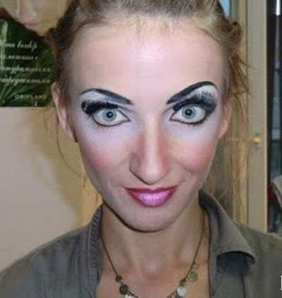 Tot internetul râde de ele. Au vrut să "se facă frumoase" cu bani puţini!