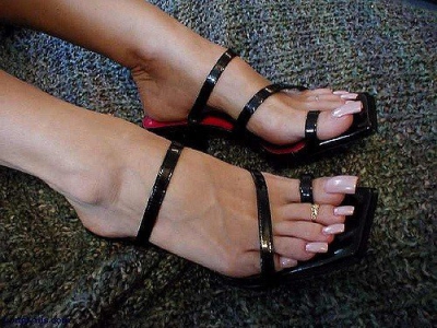 Tot internetul râde de ele. Au vrut să "se facă frumoase" cu bani puţini!